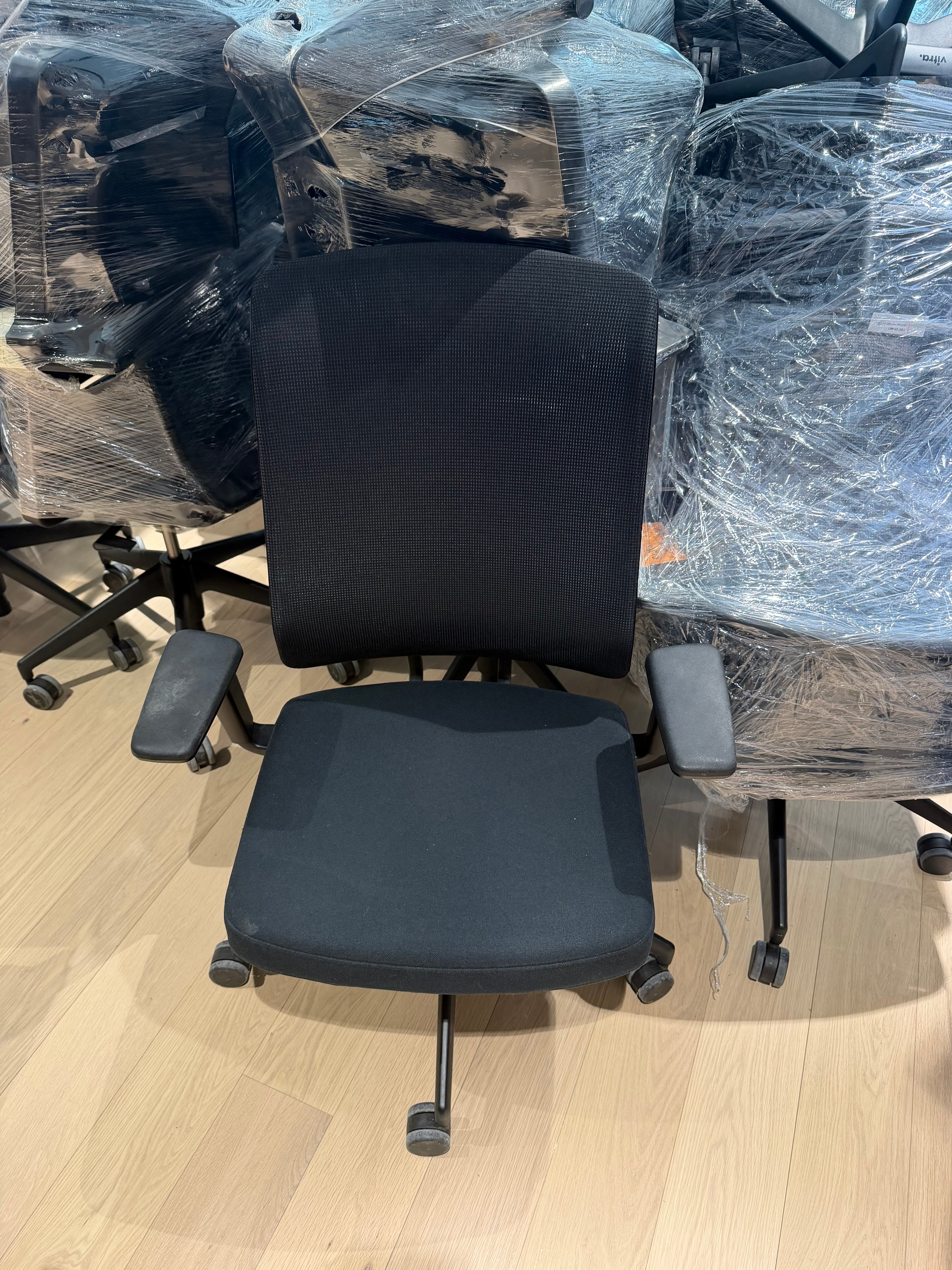 35 x Vitra AM Chairs